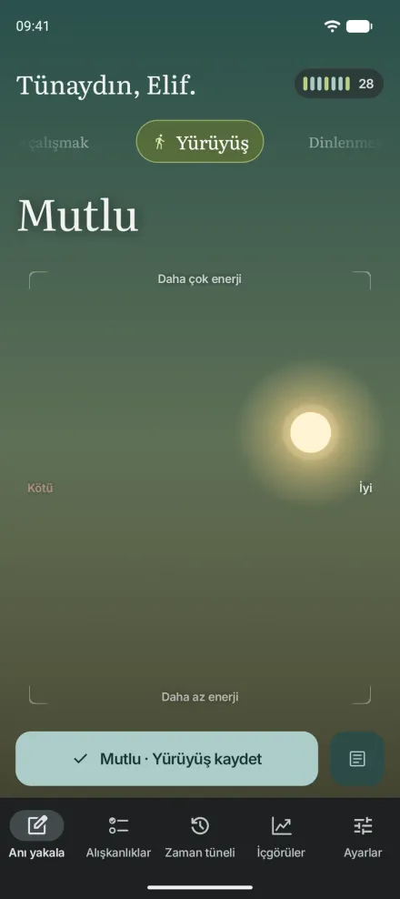 Bir telefonda Android için Moments: Mutlu ve Yürüyüş seçili gökyüzü check-in'i ve kaydetme düğmesi.